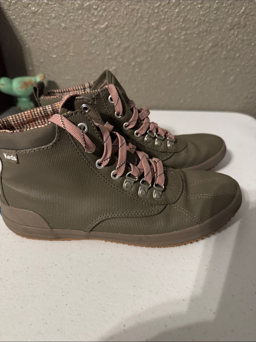 Keds woman’s Olive High-Top Boots with Pink Laces - Picture 3 of 6